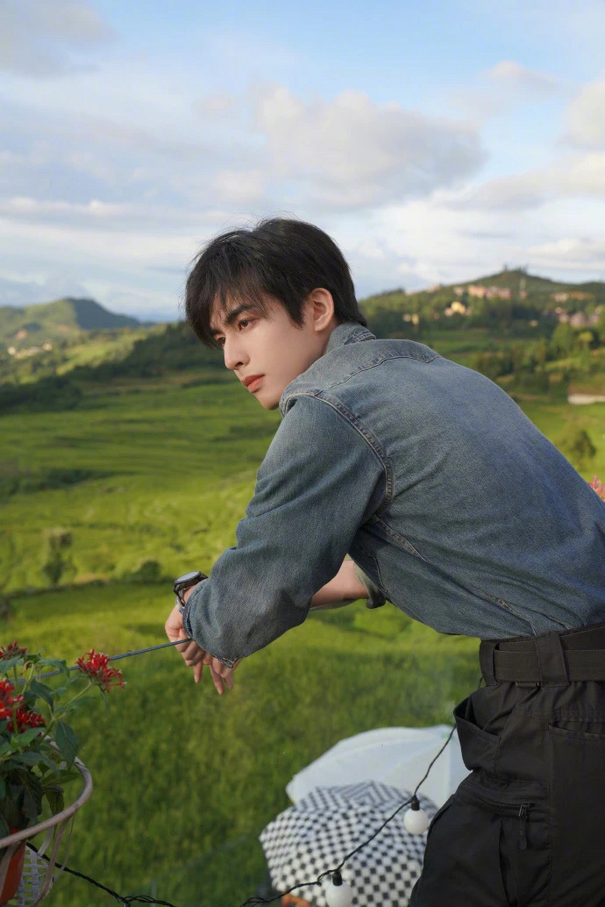 宋威龙现阶段有白富美女友保驾护航,闷声发大财,资源撕的很痛快.