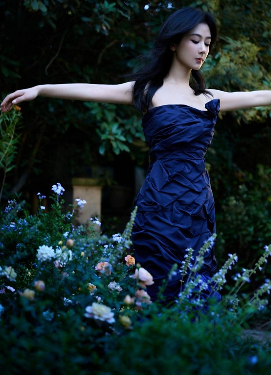 杨紫身穿蓝色抹胸长裙在花园里拍摄大片,精致时尚,浪漫唯美,宛若一朵