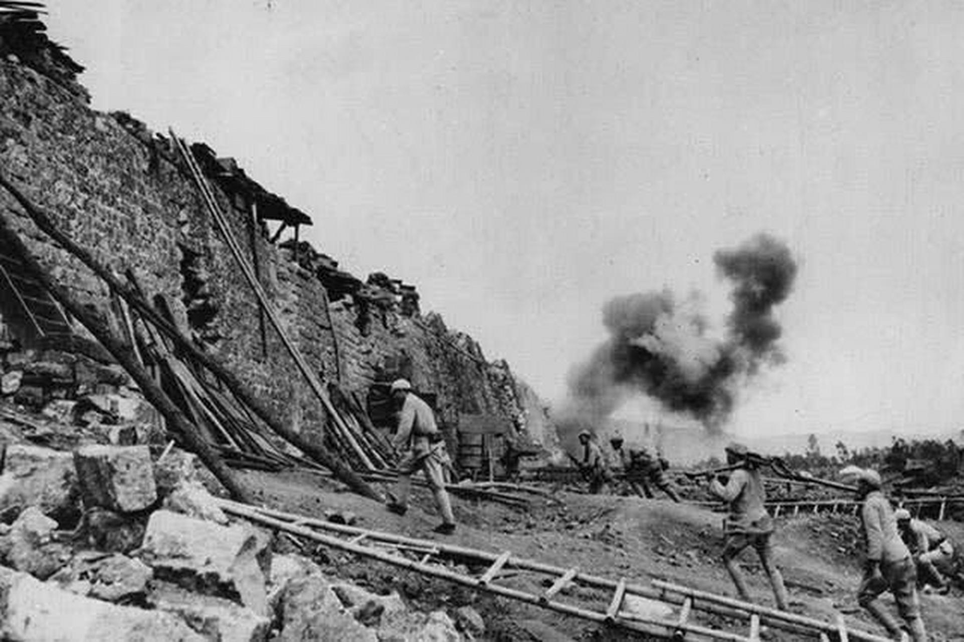 抗战老兵谭延煦在腾冲战役中的一段回忆:        那段时间,每天早晚的