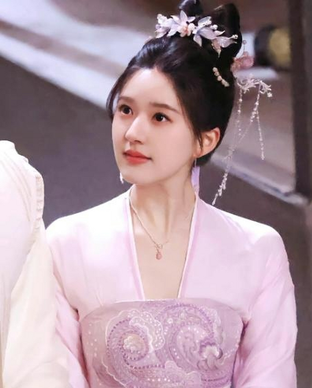 赵露思《神隐》里的这个造型总会让人想起梁洁的《双世宠妃》,你觉得