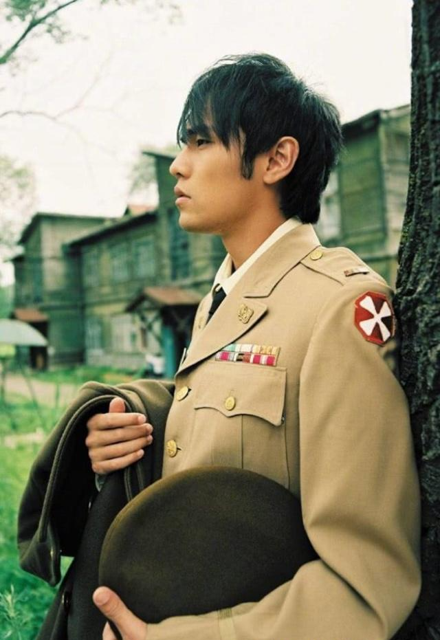 周杰伦《七里香》mv爆照,穿军衣超显时尚,给这"初恋颜"跪了