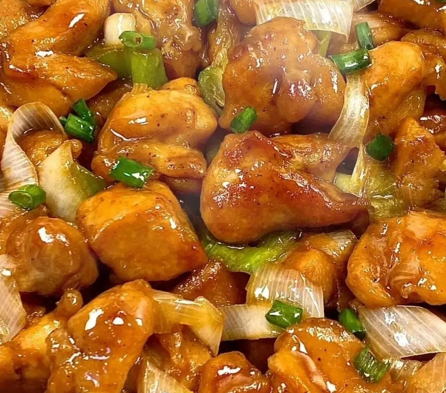 鸡腿去除鸡骨头,然后清洗干净,放入大碗中,接着加入适量的料酒,淀粉