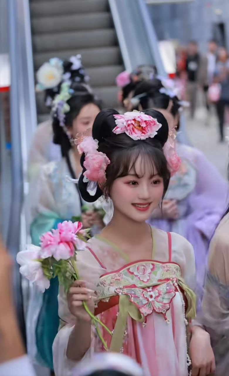 汉服# 在洛阳街头碰见这群汉服小姐姐,你打算加哪位小姐姐的照片.