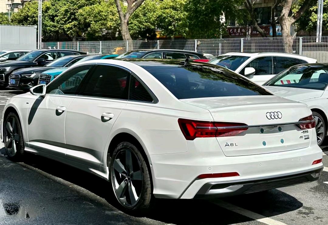 白色奥迪a6受到追捧,清新大气,搭配全新格栅,营造豪华车新风尚