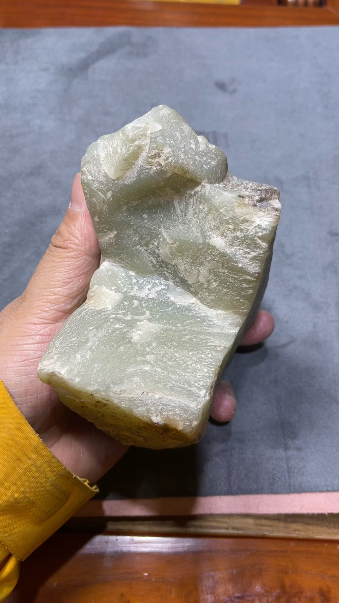 这块老矿且末料适合做什么呢朋友都建议磨珠子
