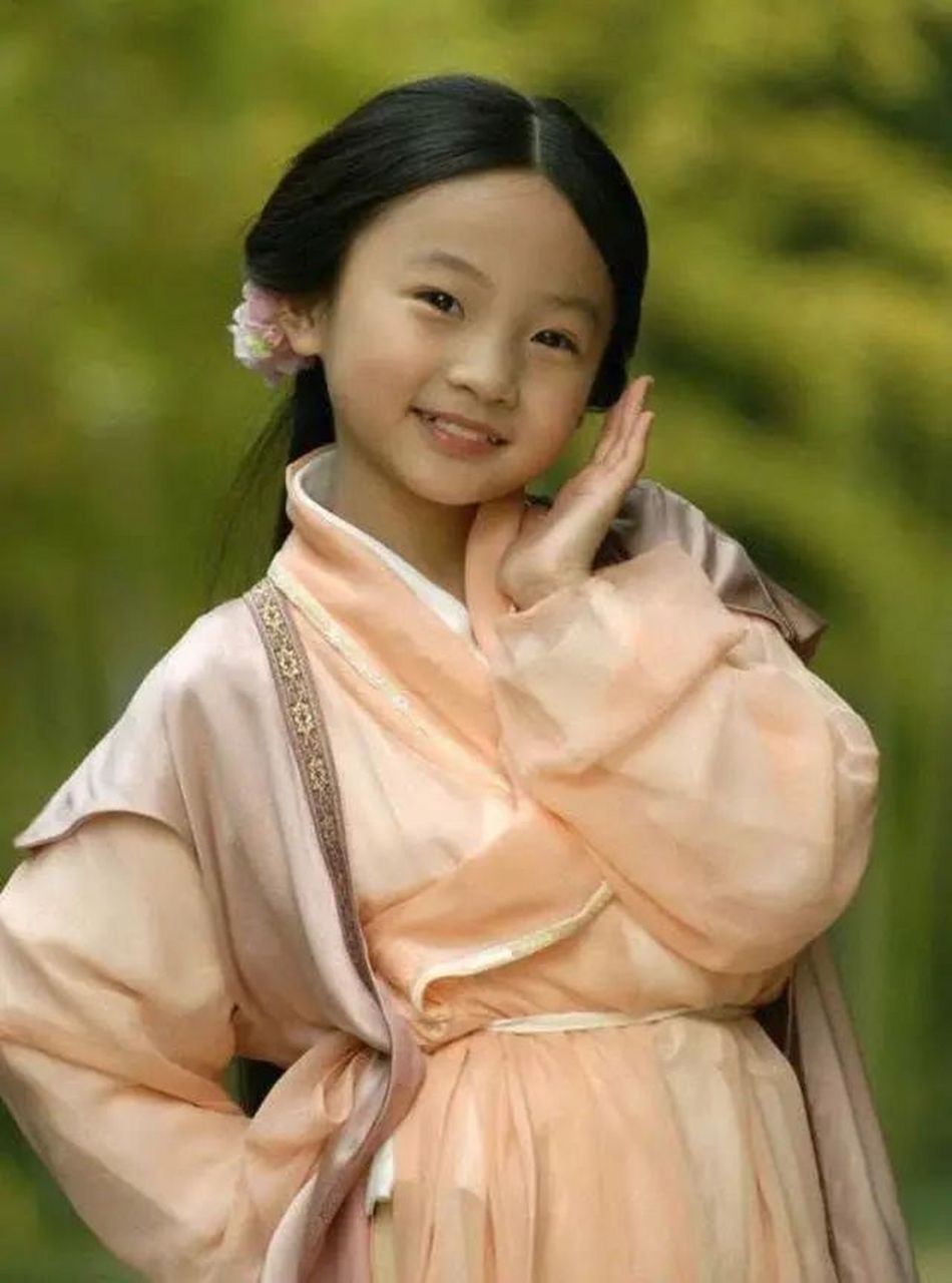 林妙可是少数长残了的童星, 以前看着娇俏可爱,可慢慢长大了后也变成