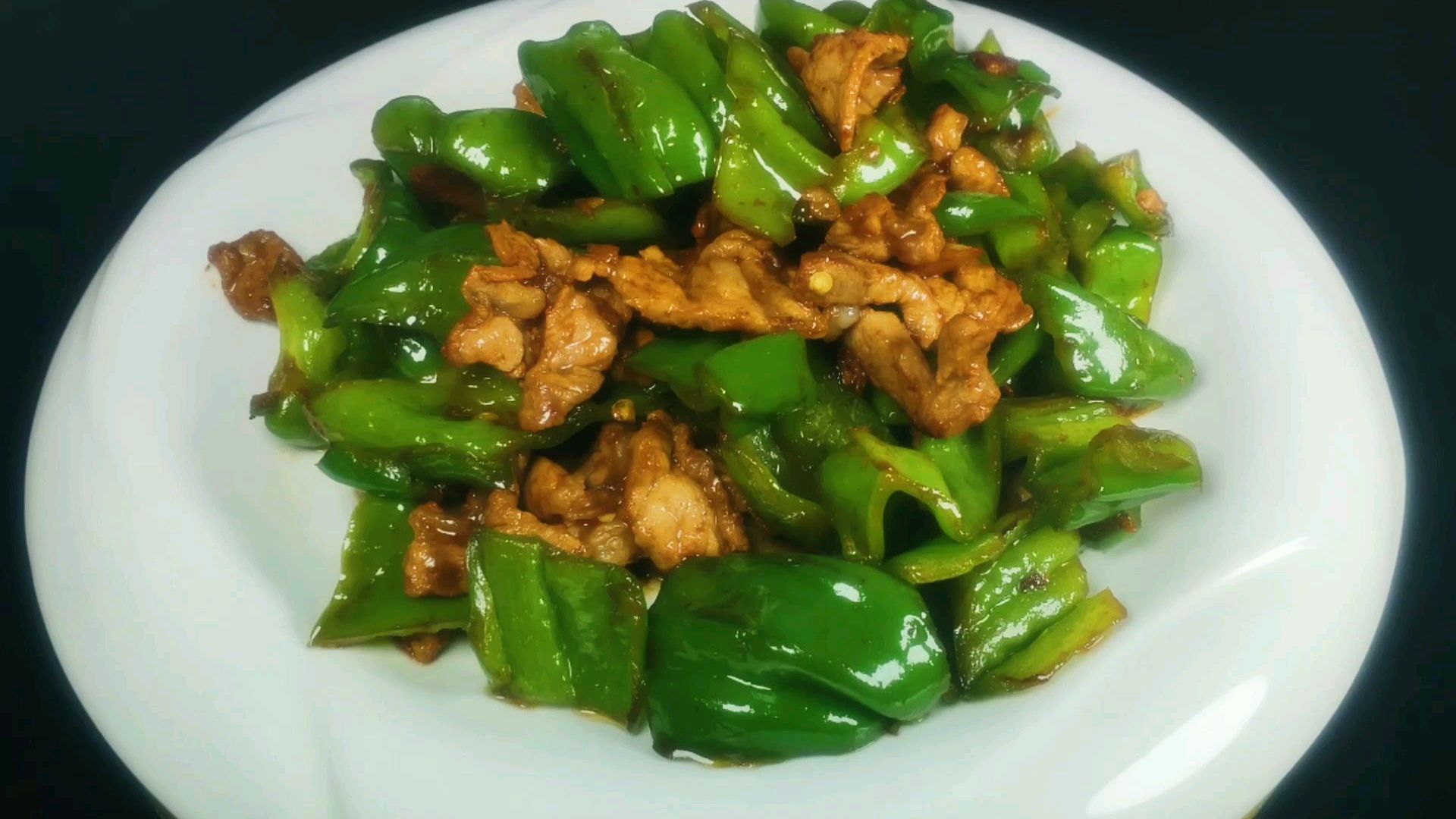 东北家常菜“辣椒炒肉”做法简单肉片滑嫩,就连汤汁都能泡饭