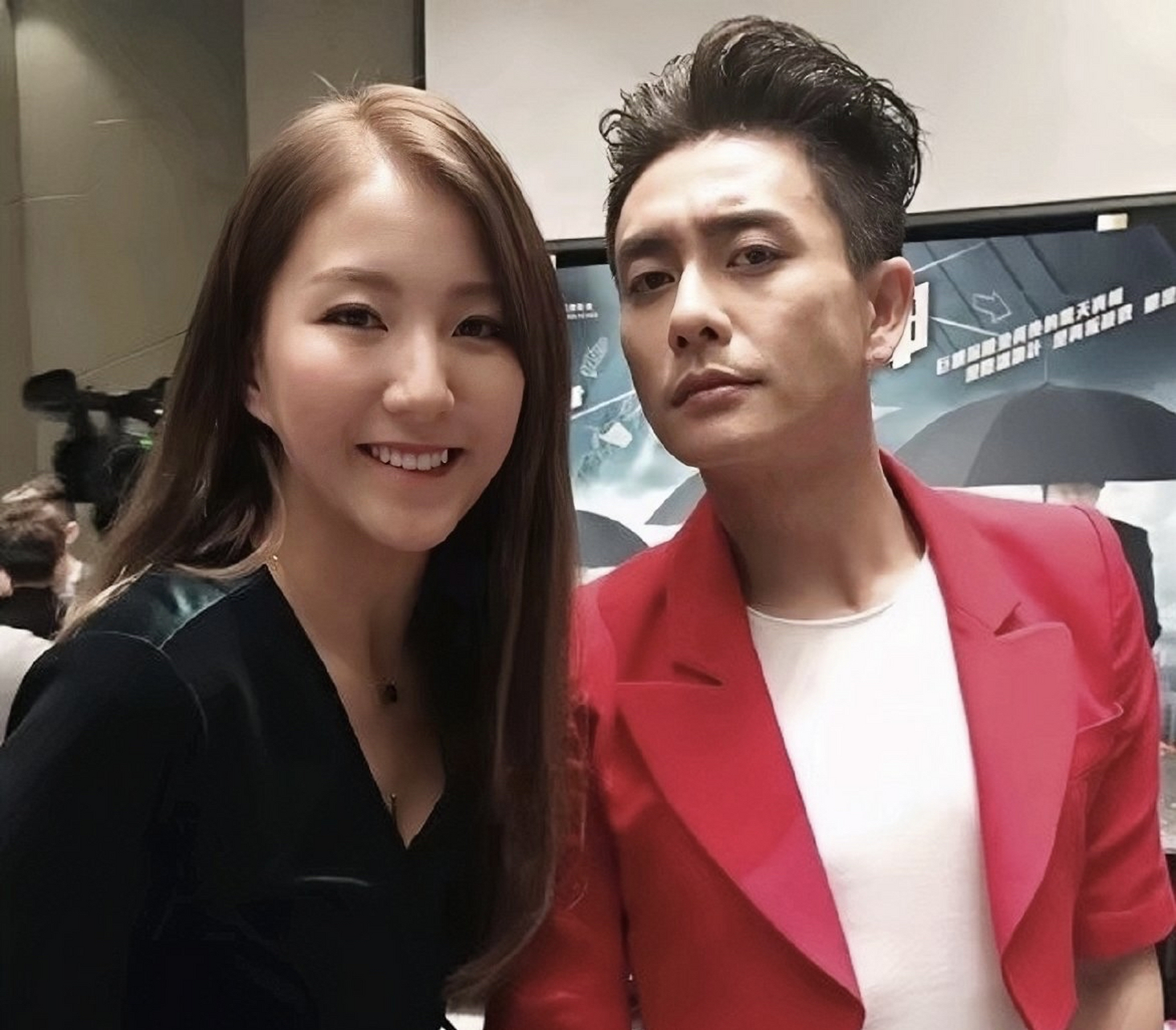 黄宗泽周秀娜被曝因戏生情,共饮药水不避嫌,男方称太熟悉没感觉  5月