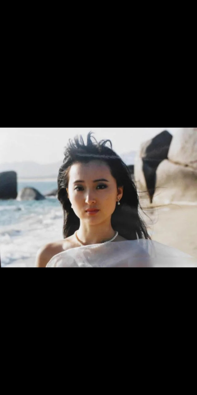 2007年,陈晓旭患上乳腺癌病重,弥留之际,她给好友周岭打去电话,她想要