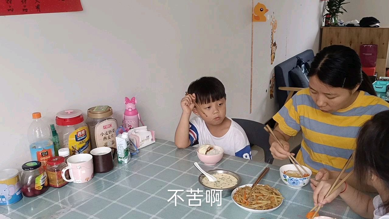 不喜欢吃胡萝卜就说苦,真拿你没办法,还好炒菜是对胃口的