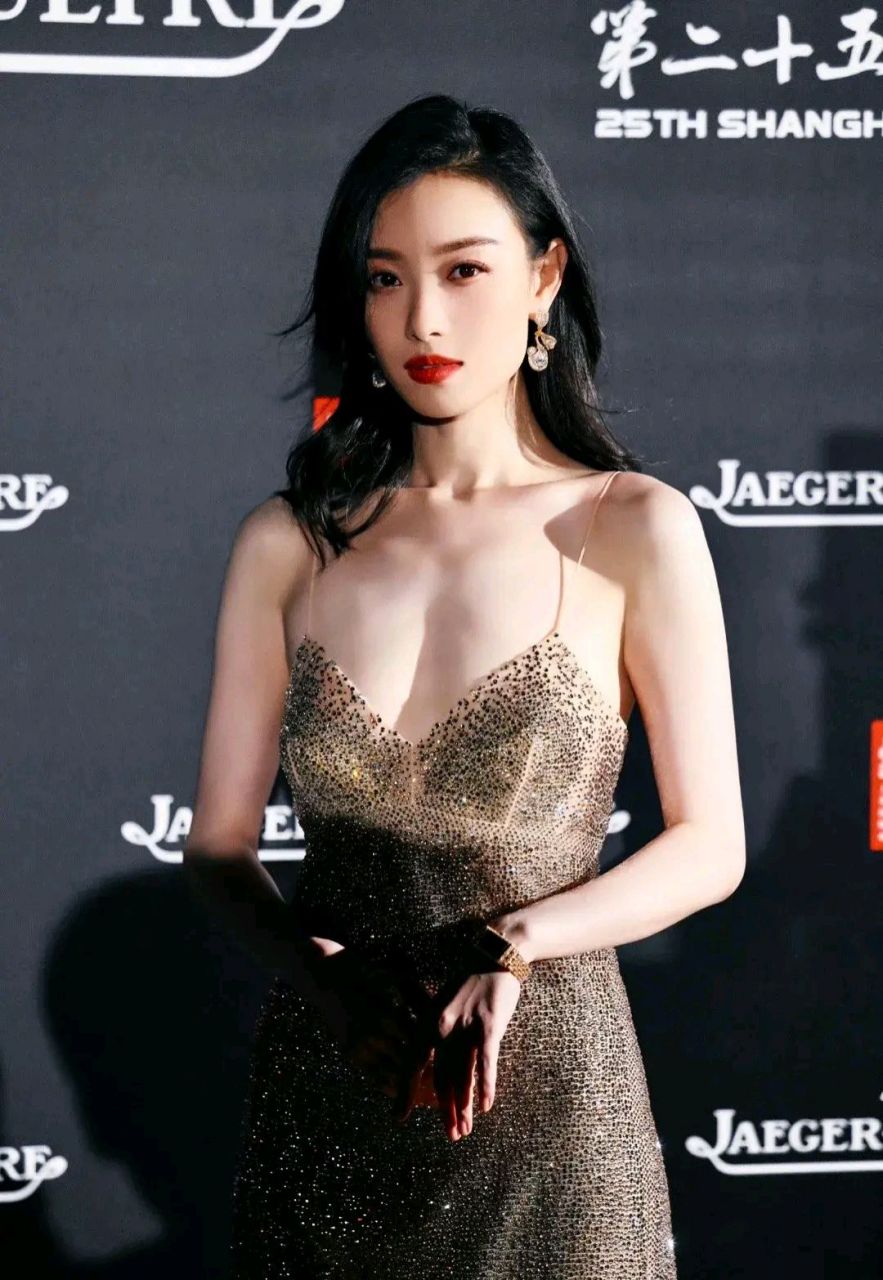 倪妮处处展现风情,只能说确实美死  腰臀比,颜值太完美了