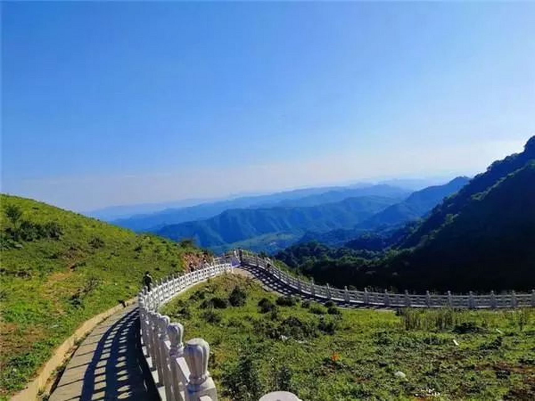 冠云山位于河南省卢氏县与灵宝市朱阳镇交界处,据说山顶时常白云缭绕