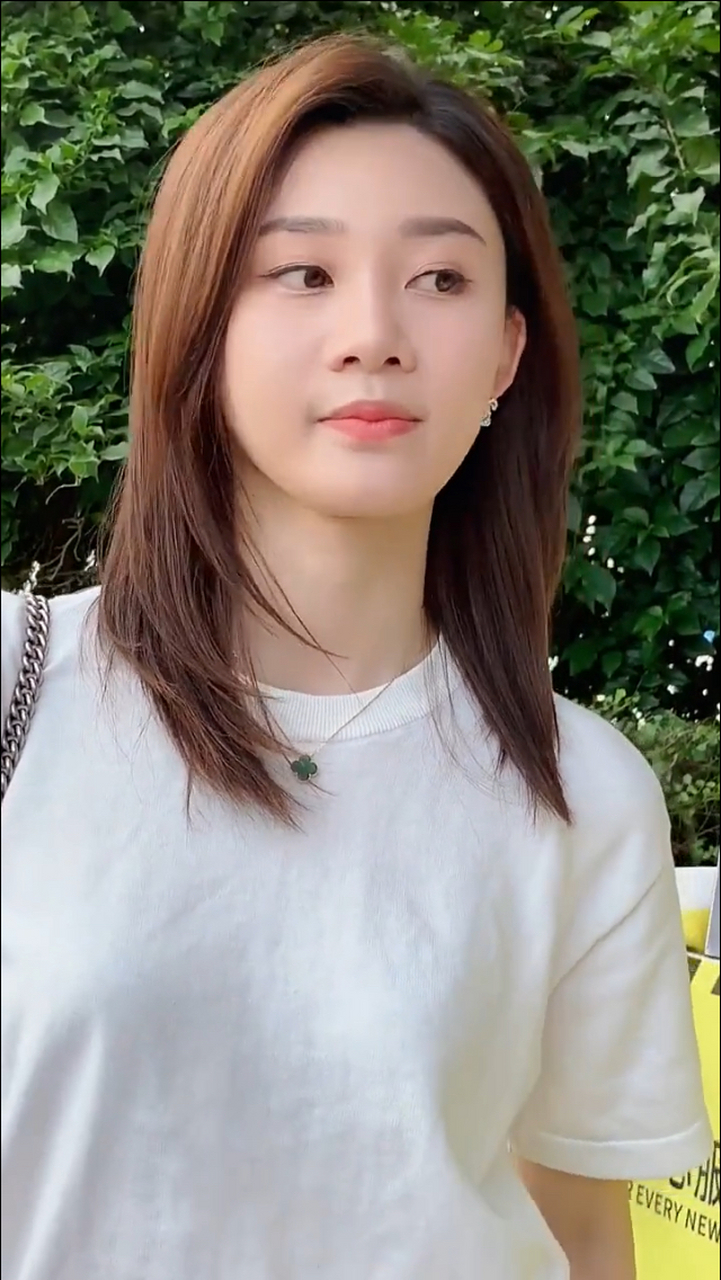 日常生活中的美女车模张芮尔,褪去了车展之上的那份高雅,回复了一个