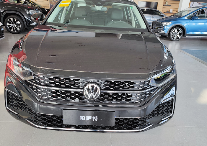 新款大众帕萨特实拍,"星空"中网 科幻内饰,2.0t高功率 后驱