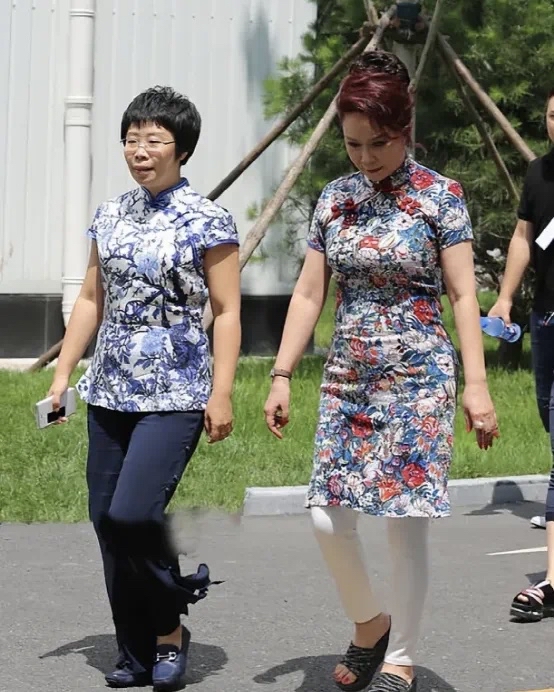 61岁蔡明穿旗袍里还配了紧身裤,体态虽老但身材好!