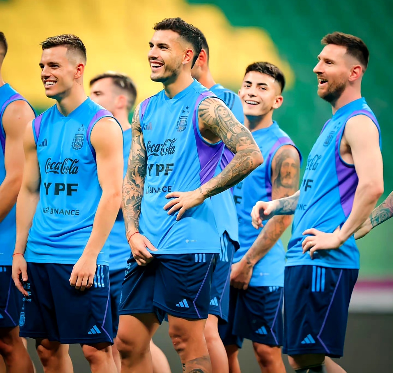 阿根廷男足训练花絮,梅西和队友一边训练一边玩闹,他们尽情地享受这一