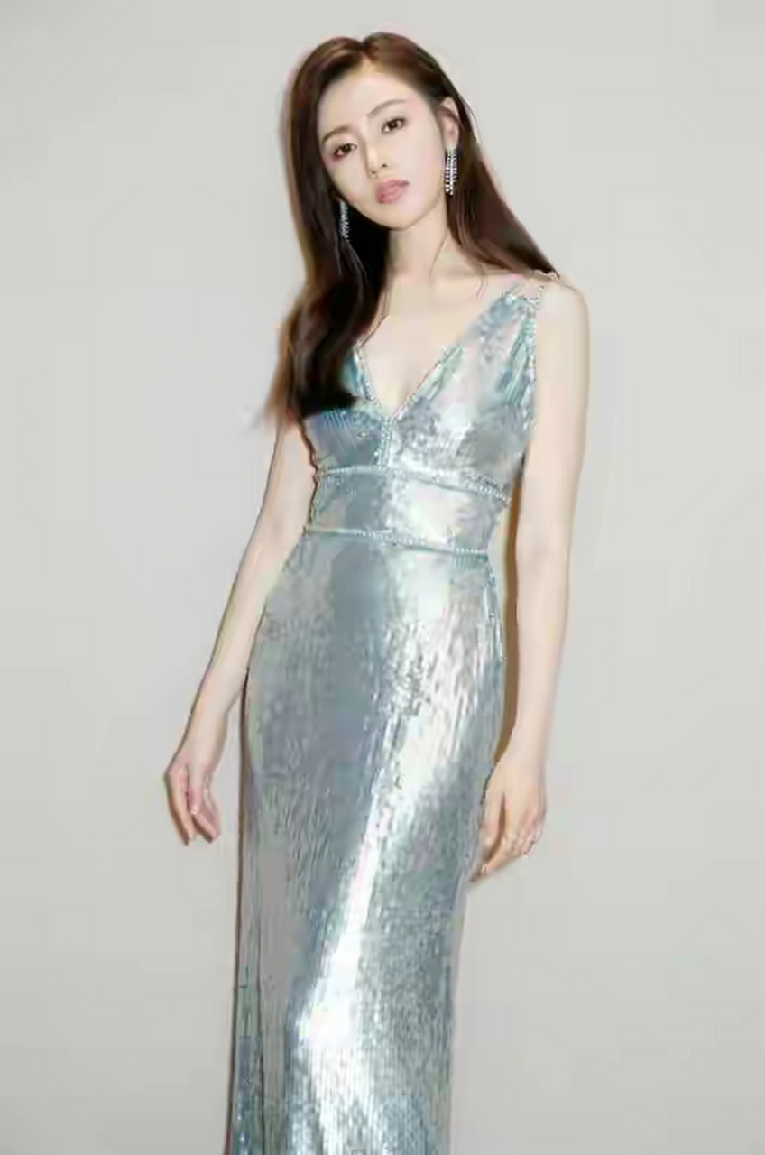 网友:张天爱穿深v连衣裙,展现完美身材和媚惑魅力