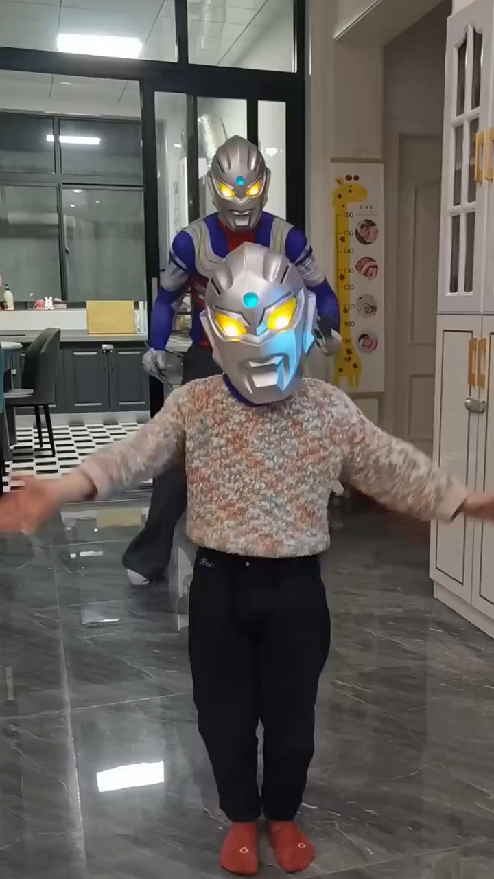 给小赛罗奥特曼带头镖