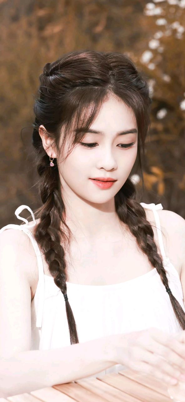 白鹿时尚写真 麻花辫造型好美呀[鲜花]