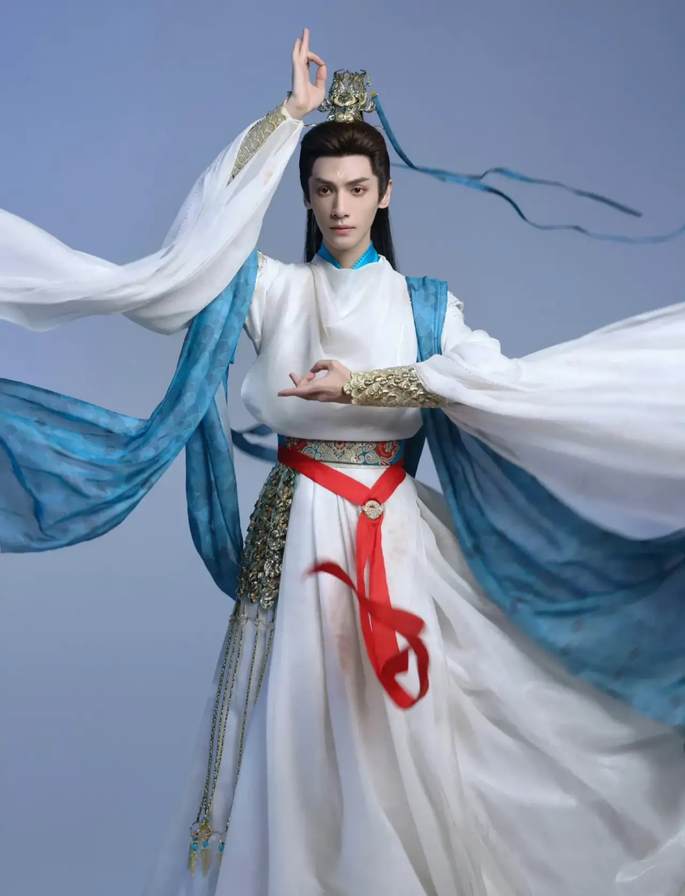 罗云熙真的长得好精致!再配上白衣造型,更是风度翩翩,帅气十足!