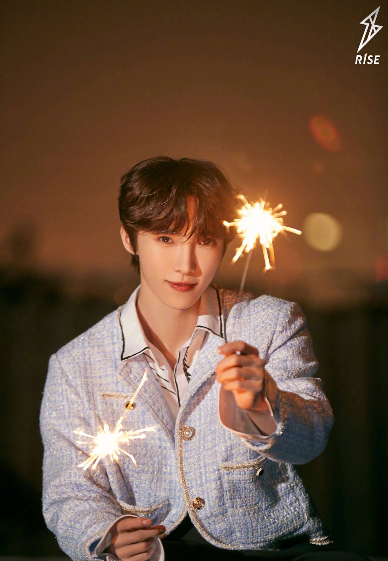 赵磊一组星光烟花写真释出,身着浅色外套手持烟花,帅气十足