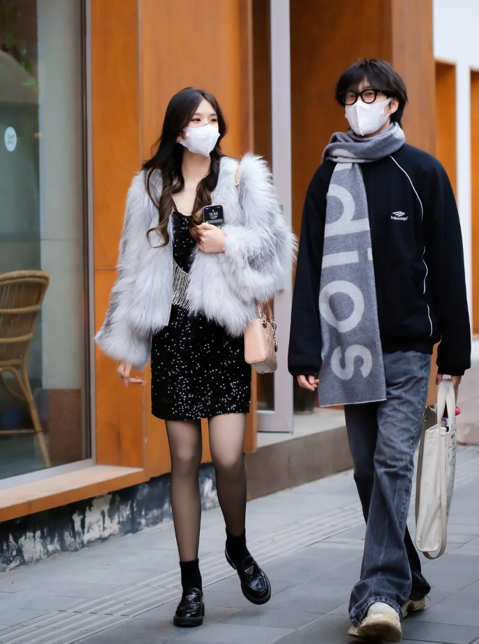 冬天上海街拍,小姐姐太会穿,又暖又时髦,每一套都很好看
