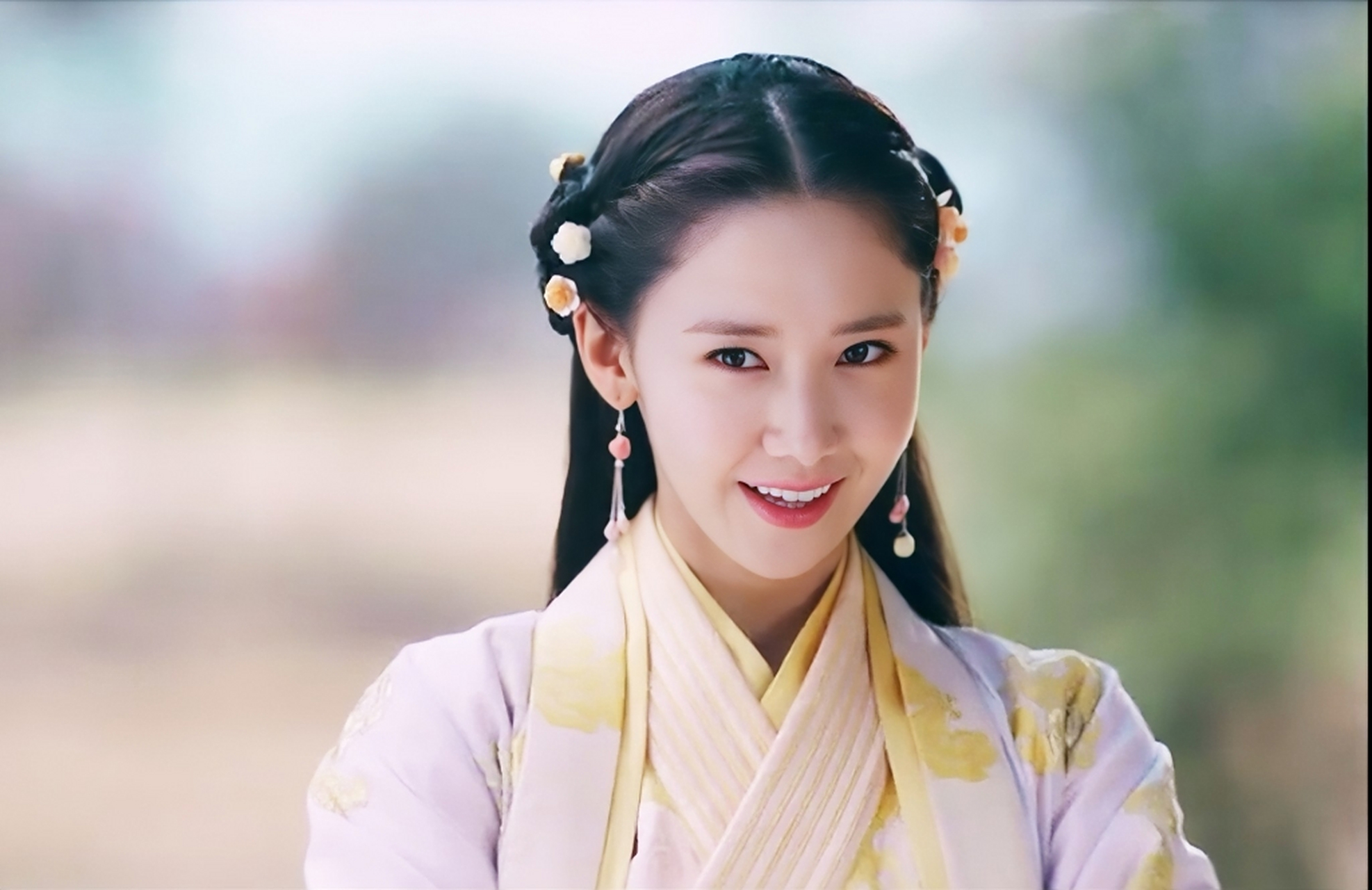 林允儿在《武神赵子龙》中饰演夏侯轻衣,是赵子龙初恋情人,长相清纯