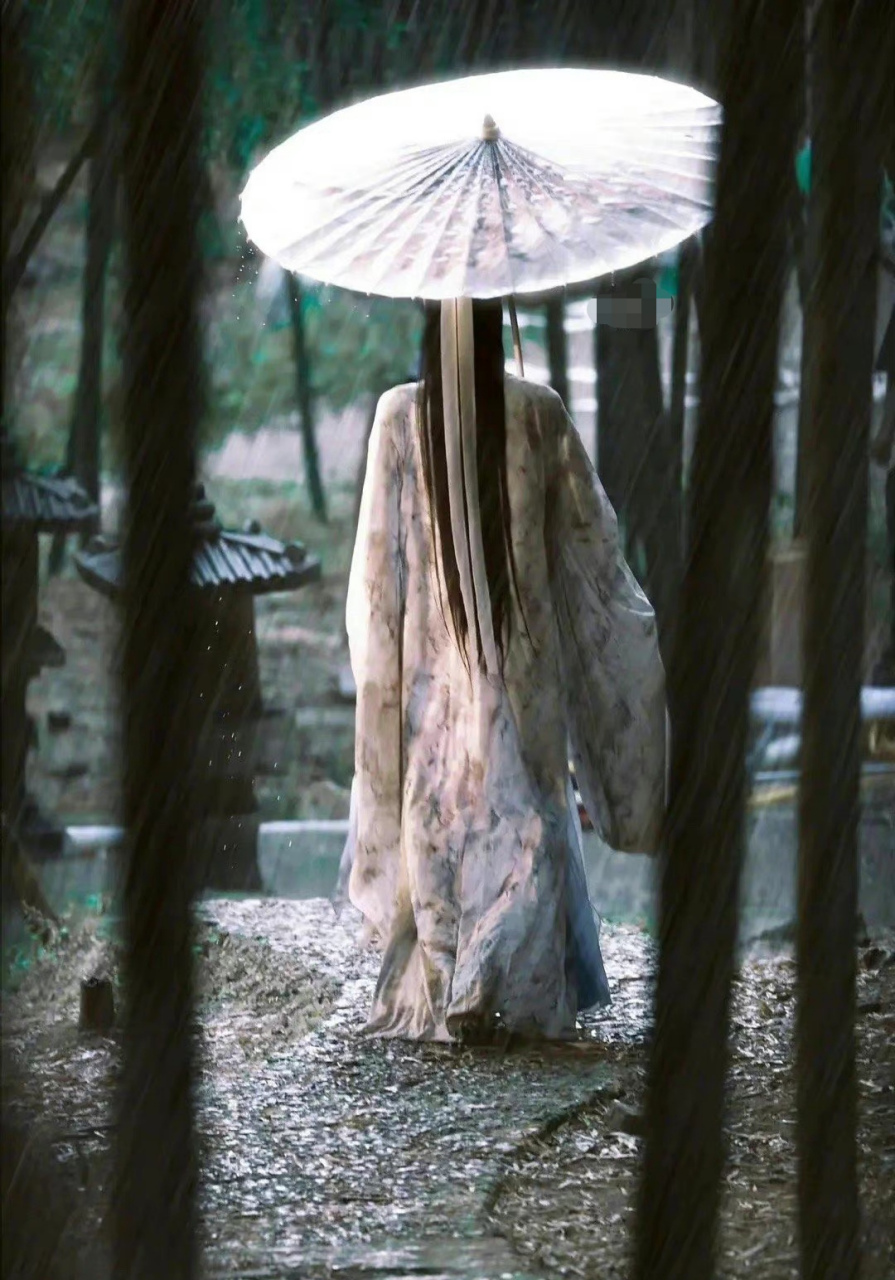 罗云熙撑伞的照片,太有氛围感了