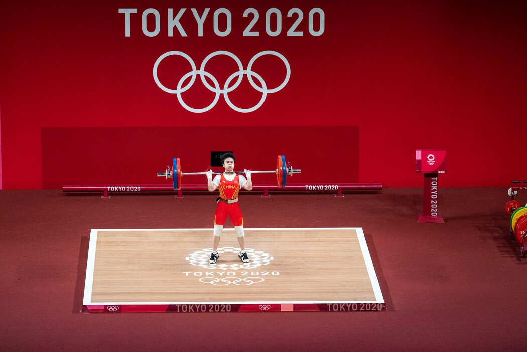中国选手侯志慧在东京奥运会上赢得了女子49公斤级举重比赛金牌,并打破了三项奥运会纪录。