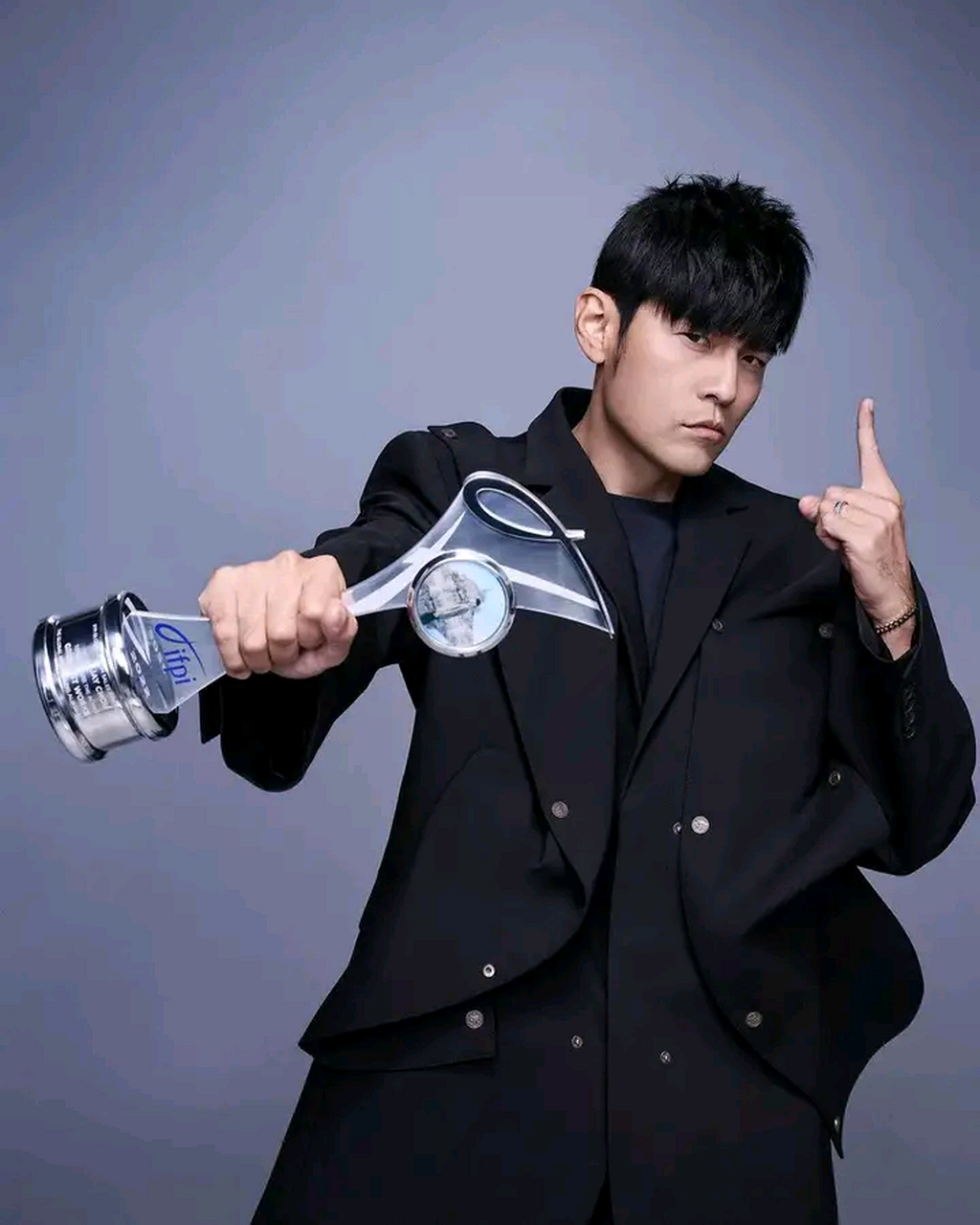 首先要肯定杨峻荣先生的一点是 ,音乐鉴赏力 曲风嗅觉敏锐水平 比较强