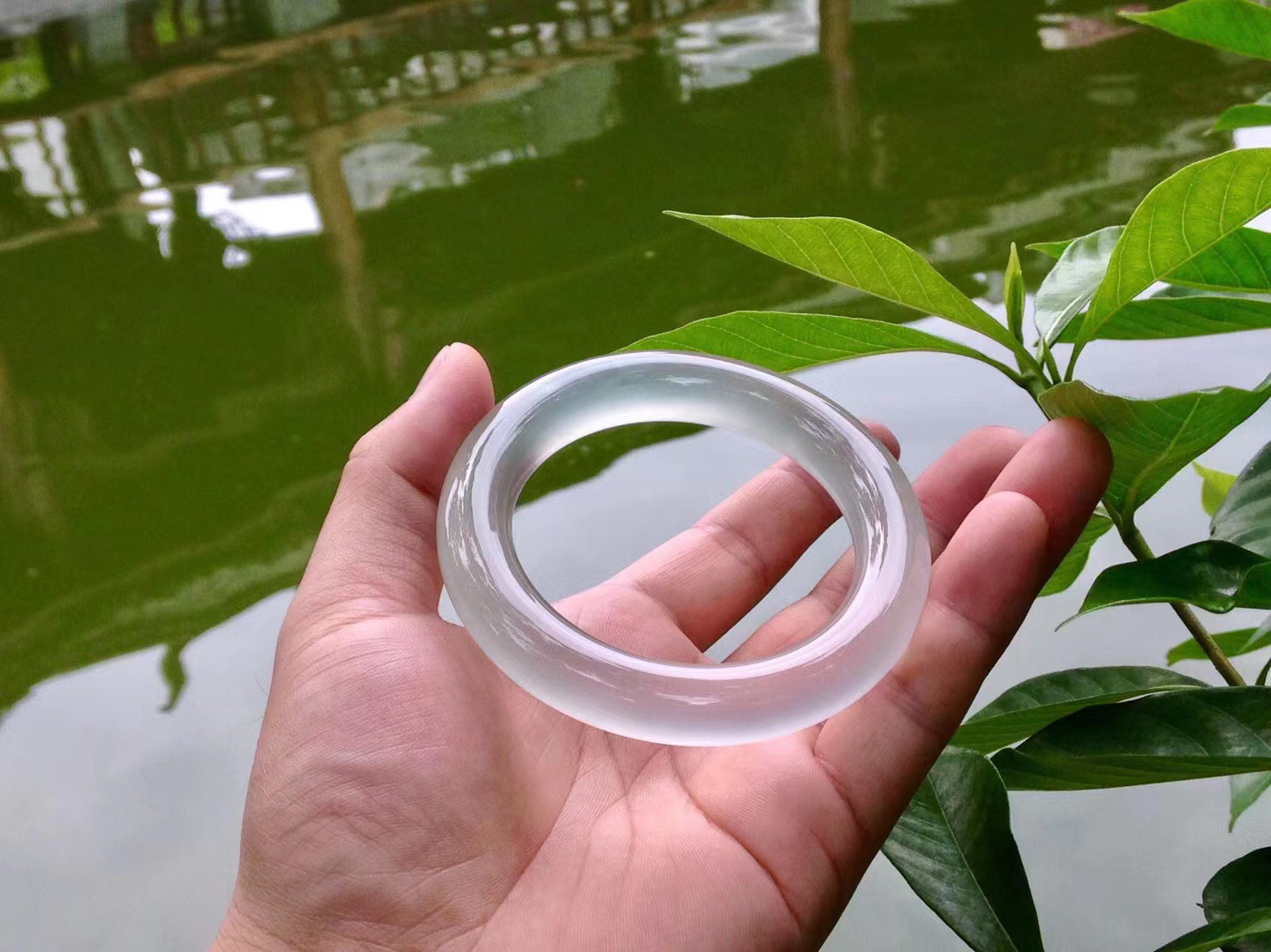 玻璃种翡翠手镯像水一样的种水极致的一条翡翠手镯