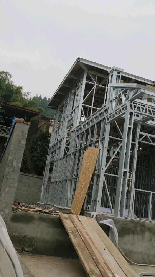 绵阳轻钢别墅施工现场实拍开始做屋顶了