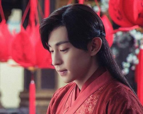 《香蜜》:旭凤魔尊正装,黑色深v,黑色战袍,红色新袍