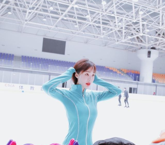 李菲儿的"柯基臀"太完美了!贴身运动服挡不住的好身材,羡慕了