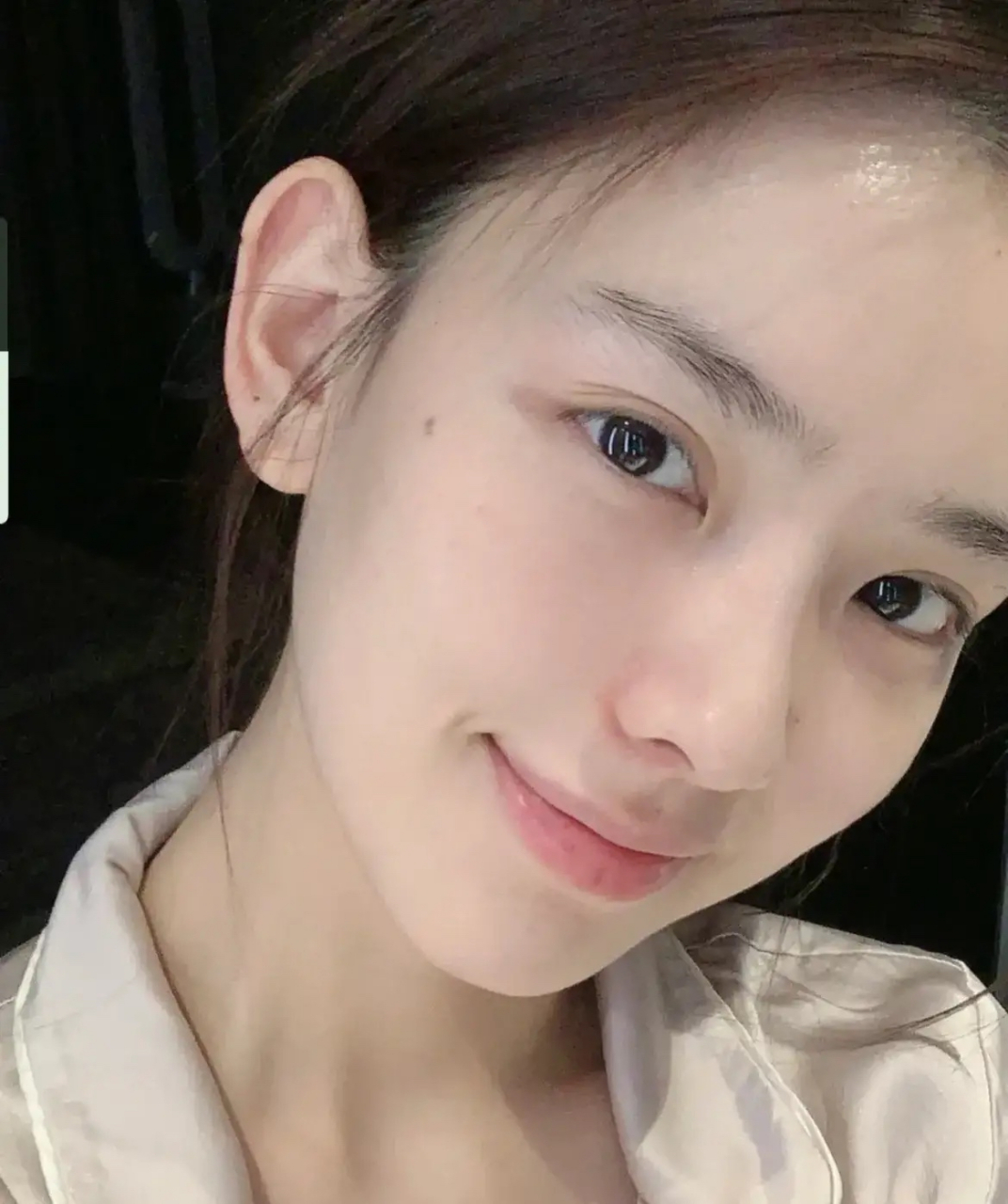 孙一宁素颜为某化妆品打广告.