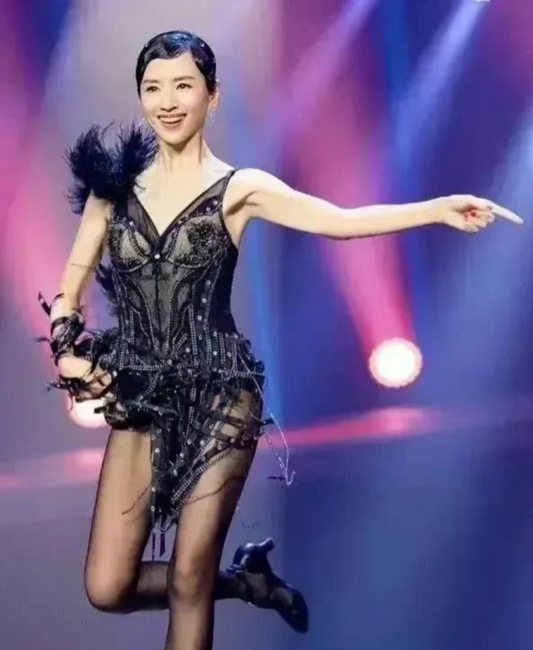 董洁还参加过舞林大会呢!她身段真好,纤细苗条