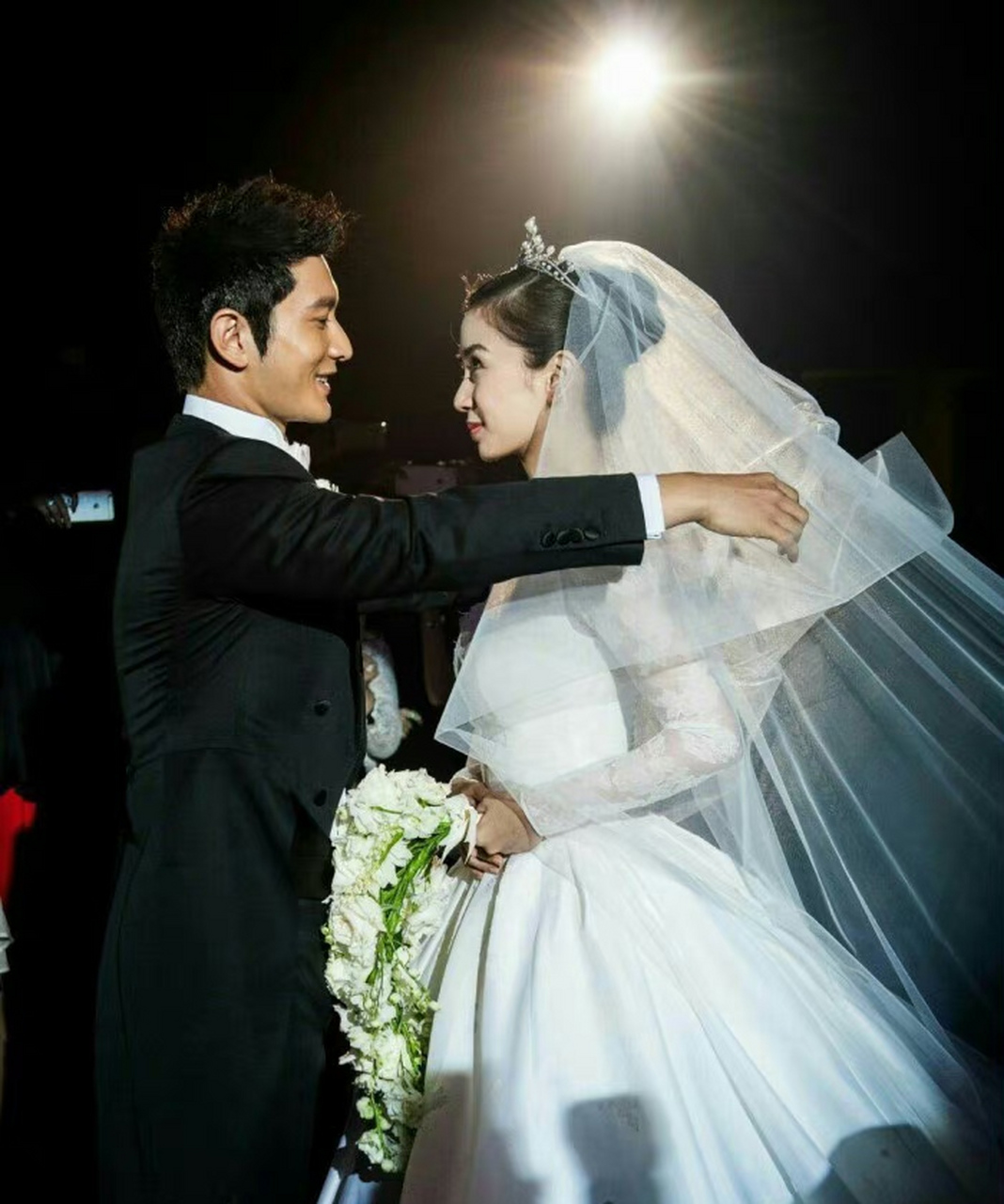 黄教主和anglebaby当年这场世纪婚礼,据说根本没花到两个亿,婚纱是