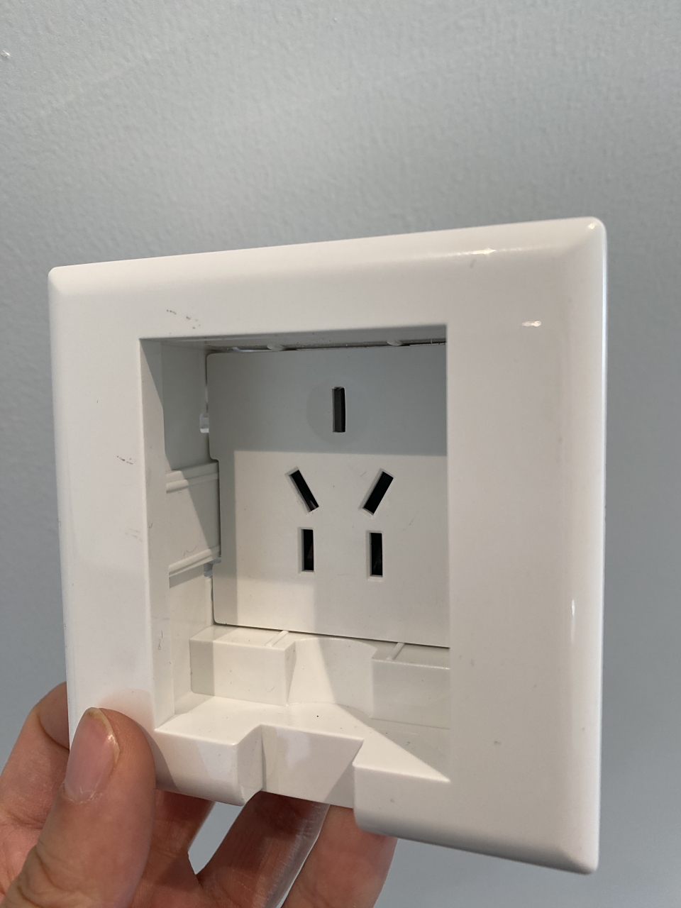 冰箱插座留在了正后方,换上了嵌入式插座,就不影响插电了,不然冰箱会