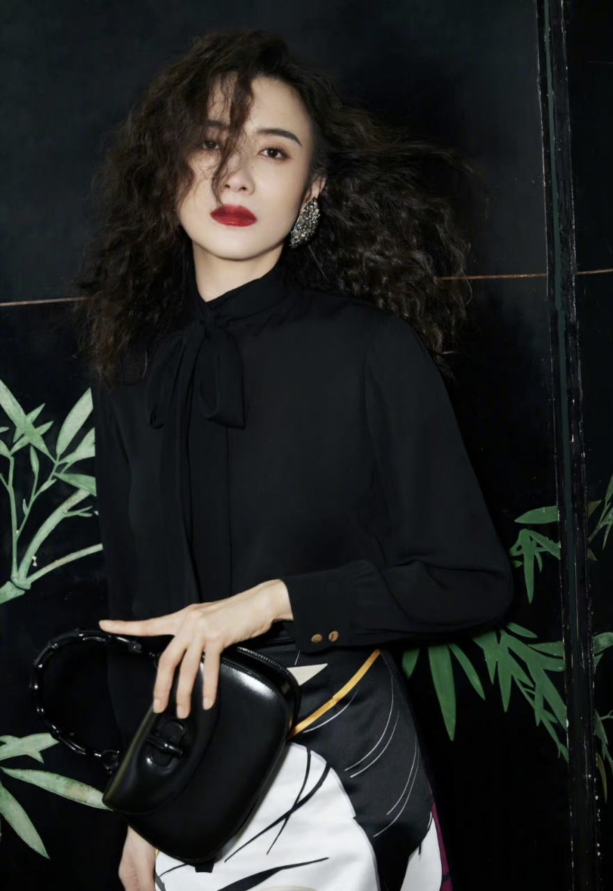 宋佳复古羊毛卷造型,搭配复古长裙和纯黑上衣,气质优雅无与伦比