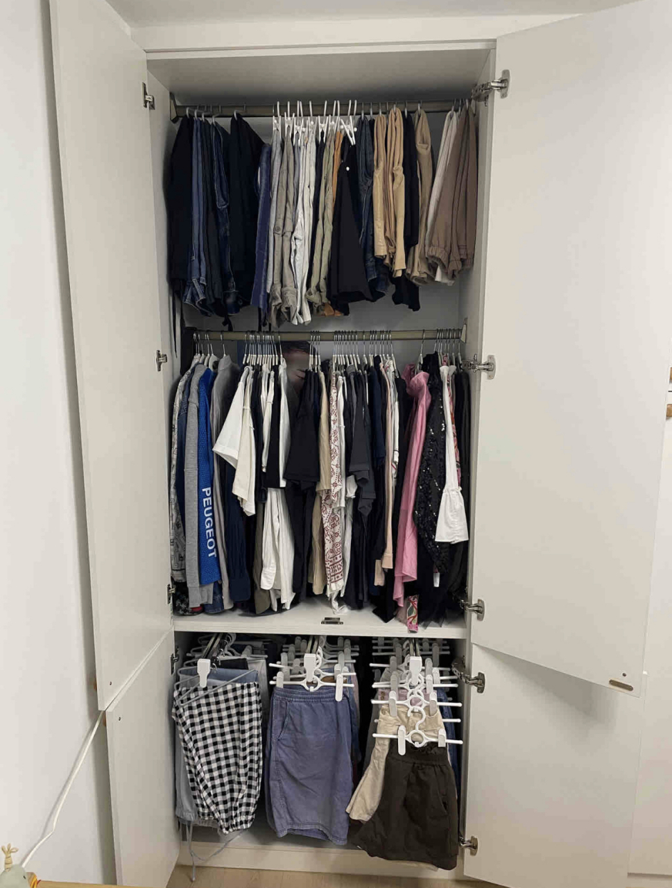 衣柜下层挂衣区隔板做窄是为了柜子的稳定性～ 当然,与此同时带来的