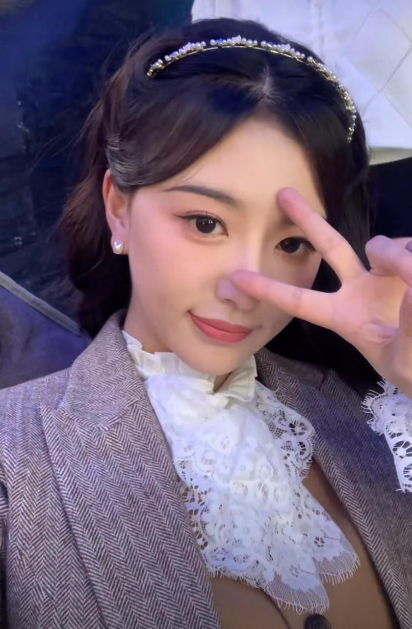 孔雪儿晒素颜,摘掉美瞳眼睛没精神了,肤色也有些暗沉,整体来说还是