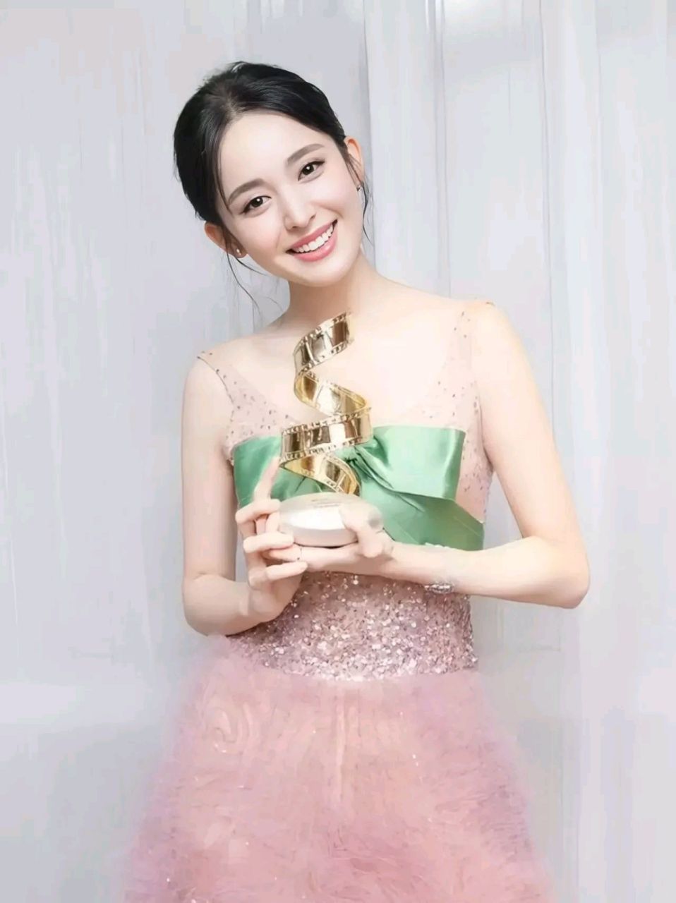 古力娜扎,1992年出生于新疆乌鲁木齐市,自带高鼻梁大眼睛长睫毛和樱桃