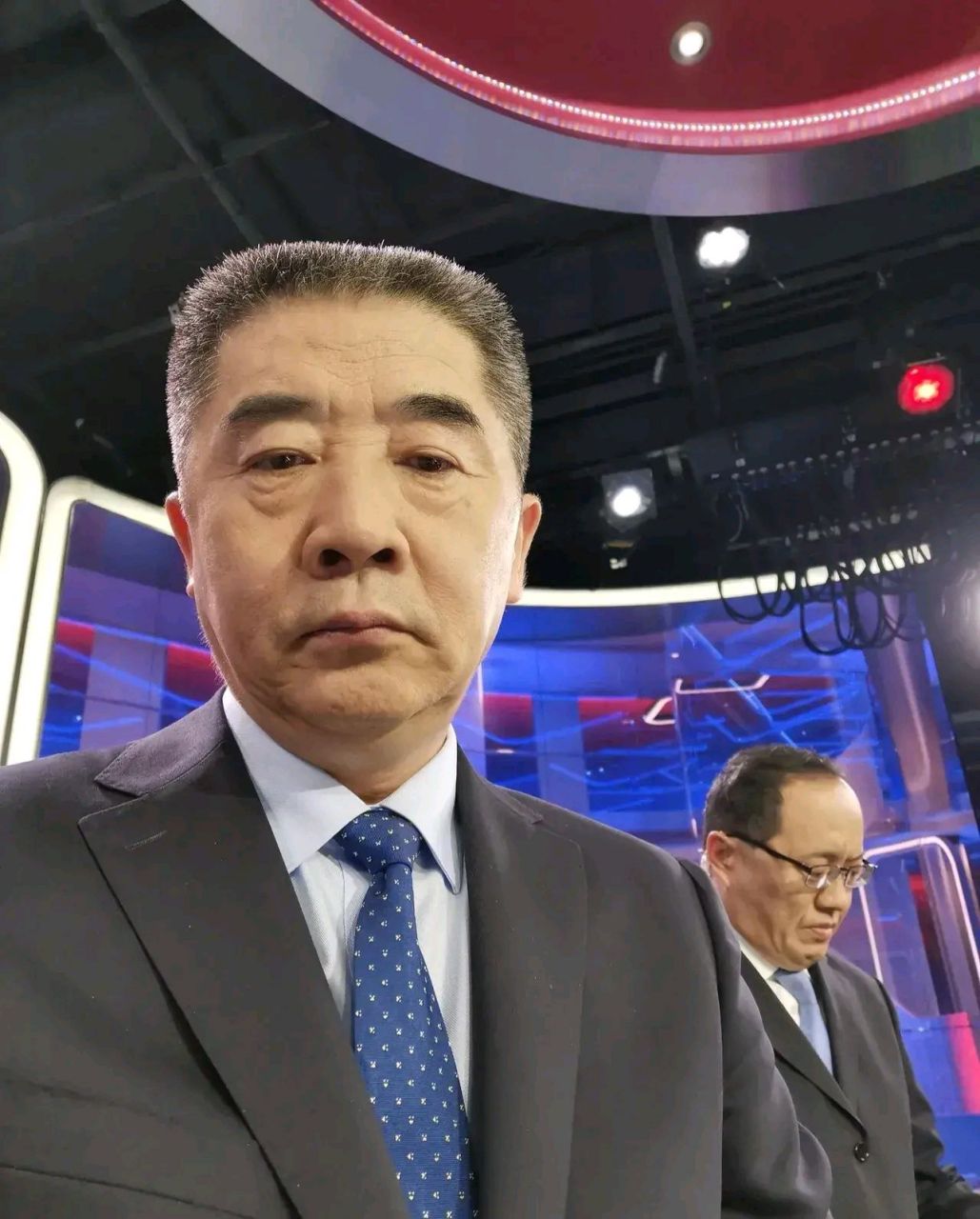 军事专家,央视特约评论员杜文龙老师,发表了一篇题为:6万美军欧洲集结