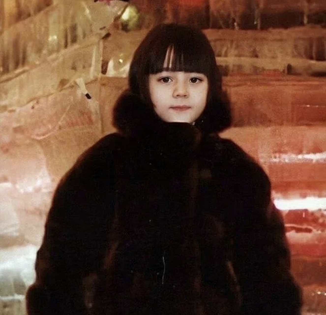 考古热巴小时候的照片,从小美到大