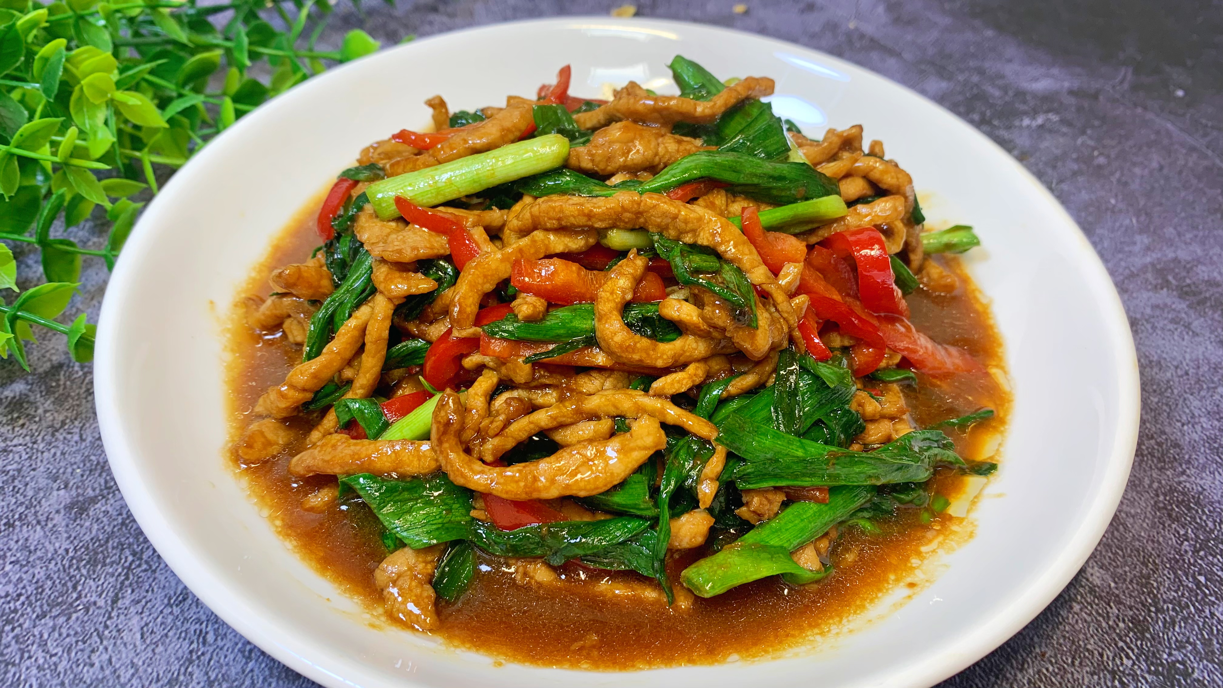 蒜苗炒肉丝最简单的家常做法,肉丝滑嫩入味不柴,好吃又下饭