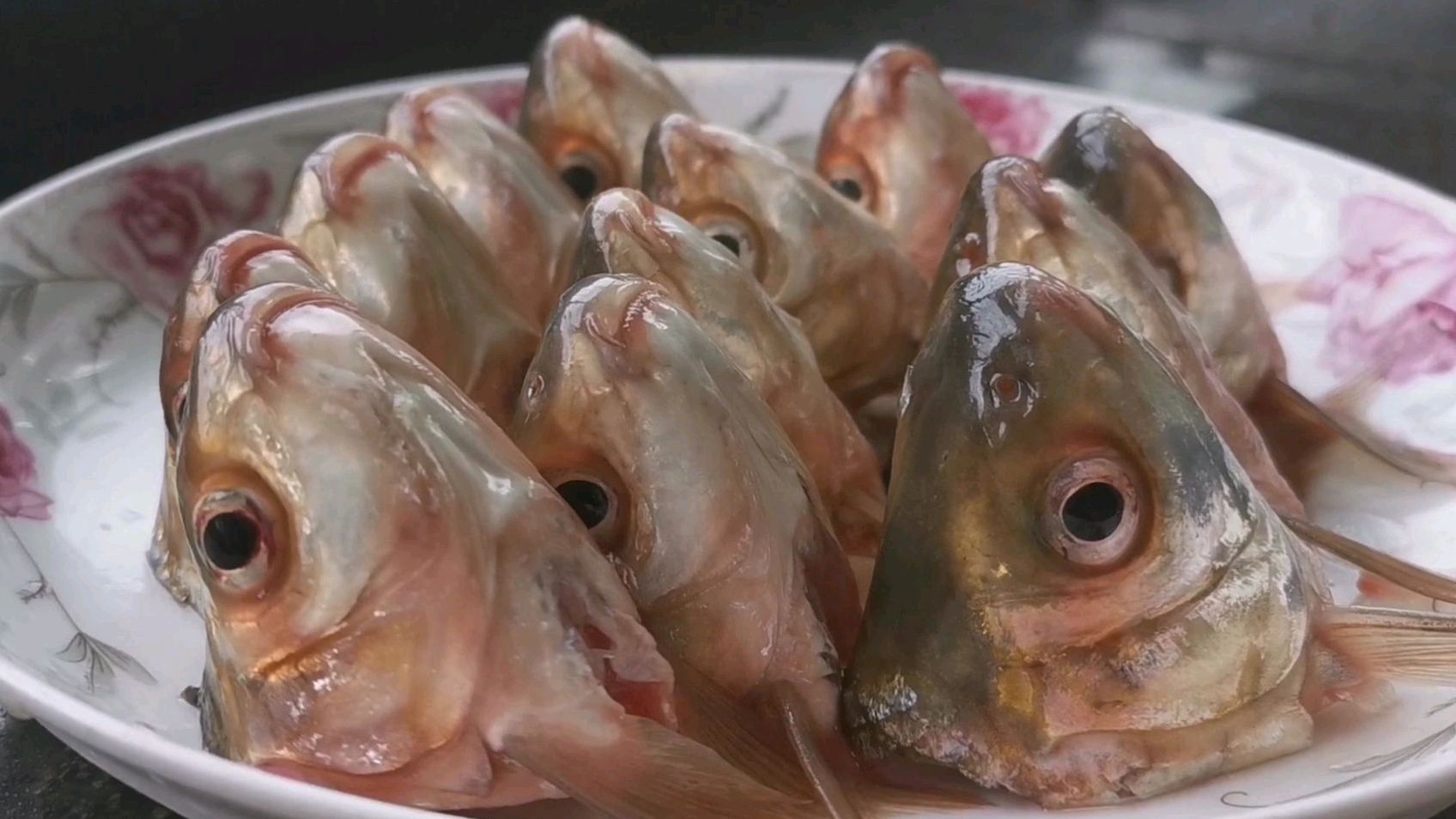 老广爱吃鱼也善于烹饪鱼,一道简单的豉汁蒸鲮鱼头,味道却很独特