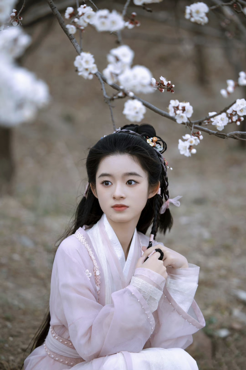 嘉行这次拣到宝了,签下16岁的"小楚乔"黄杨钿甜,既有侠起又有灵气