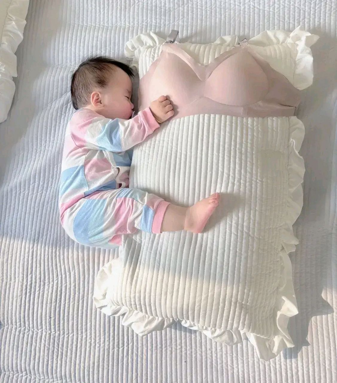 但凡这三头身吞金兽,读过两年书,那也不至于一个内衣枕头,就把她哄睡