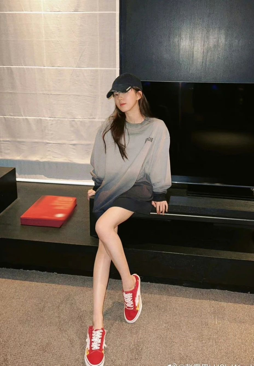 时尚穿搭# #明星穿搭# 赵露思这件渐变色的卫衣很好看