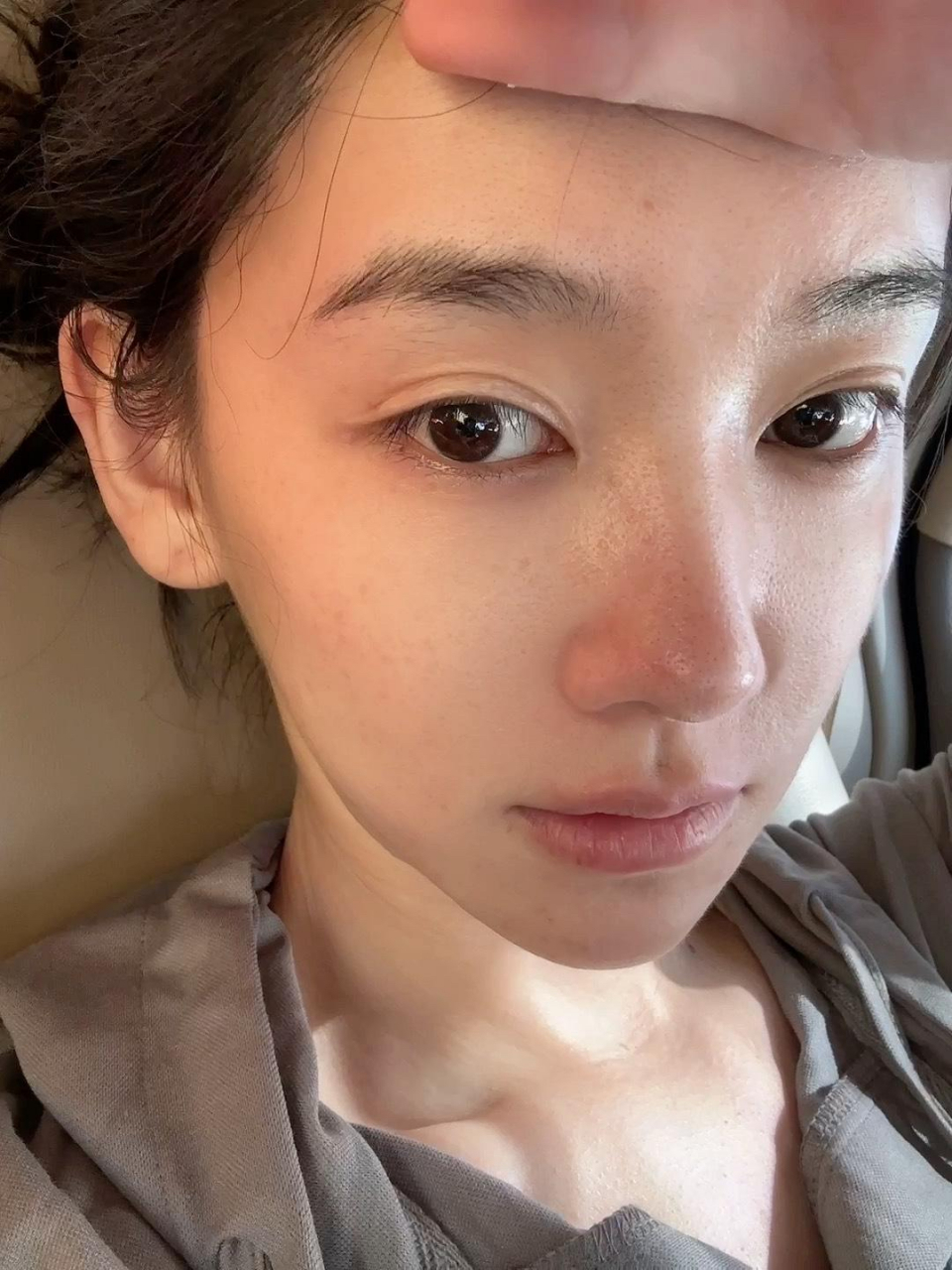 30岁的李沐宸,素颜自拍照很自信,皮肤状态超好!